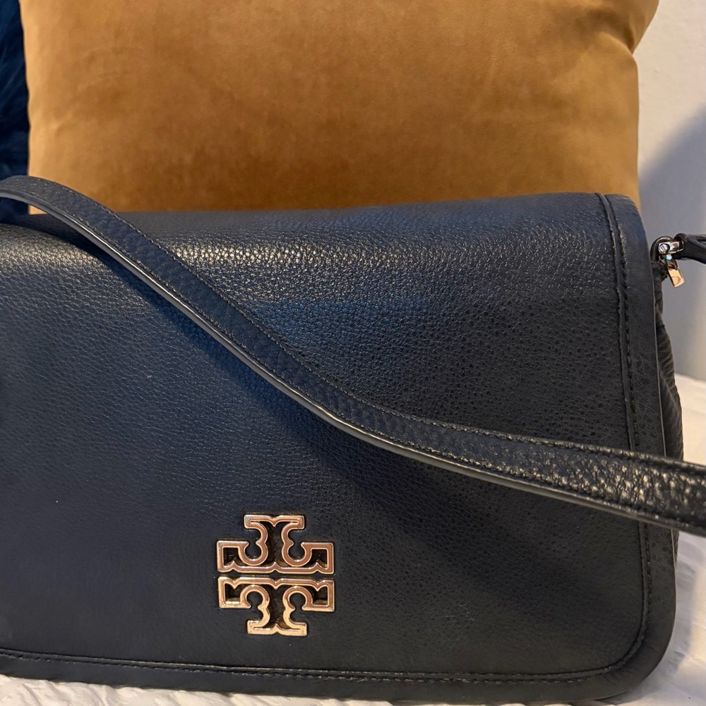 Tory Burch Smooth Medium Adjustable Shoulder Bag. Authentic